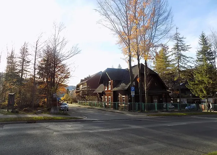 Trzy Izby, Przy Skoczni I Centrum