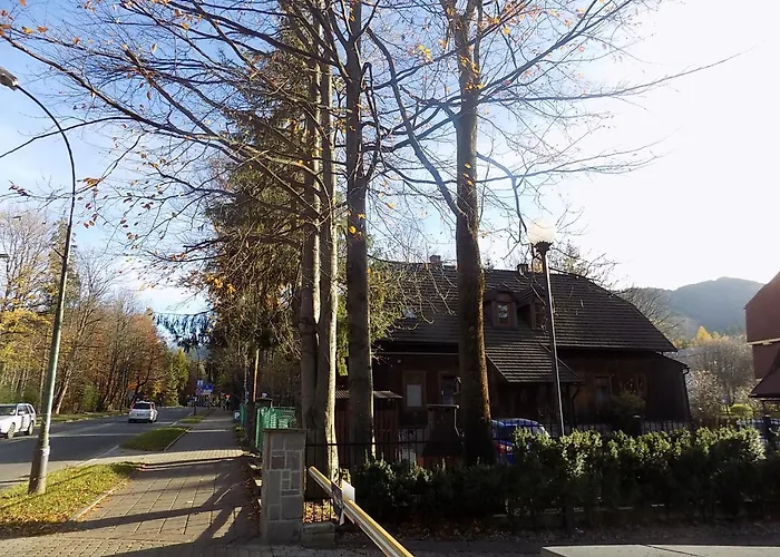 Trzy Izby, Przy Skoczni I Centrum